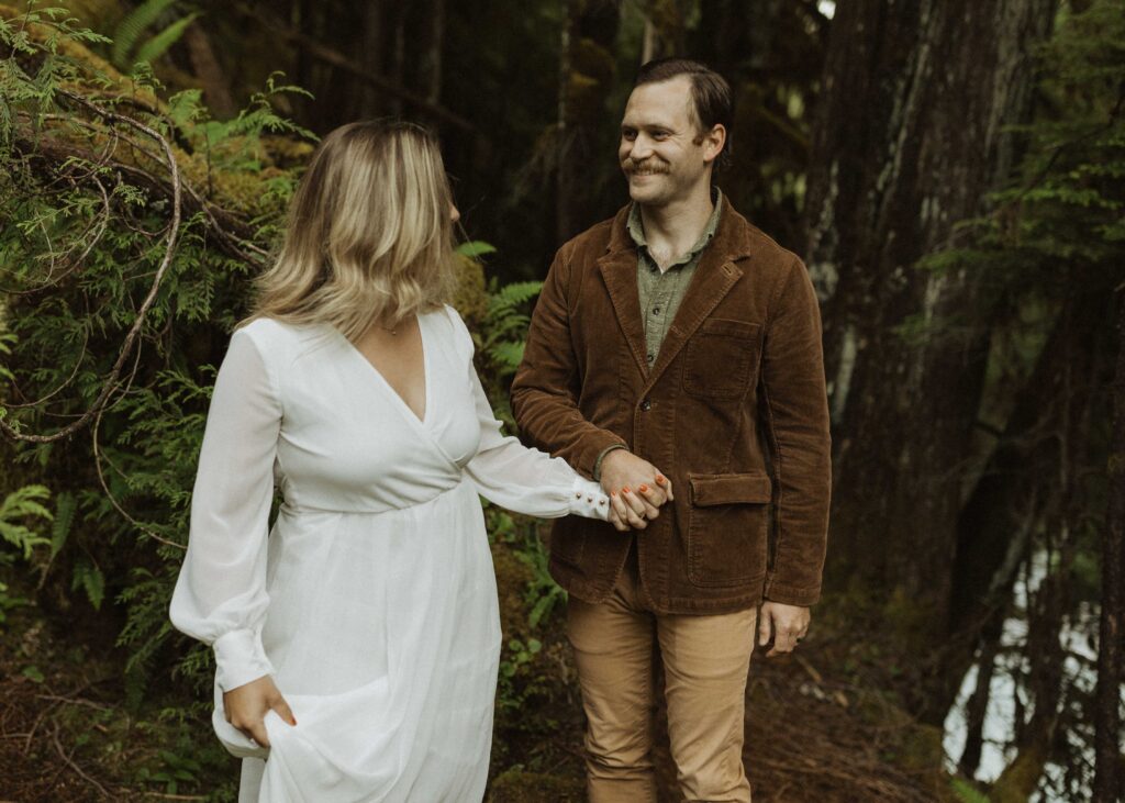 couple getting married at sahalie falls