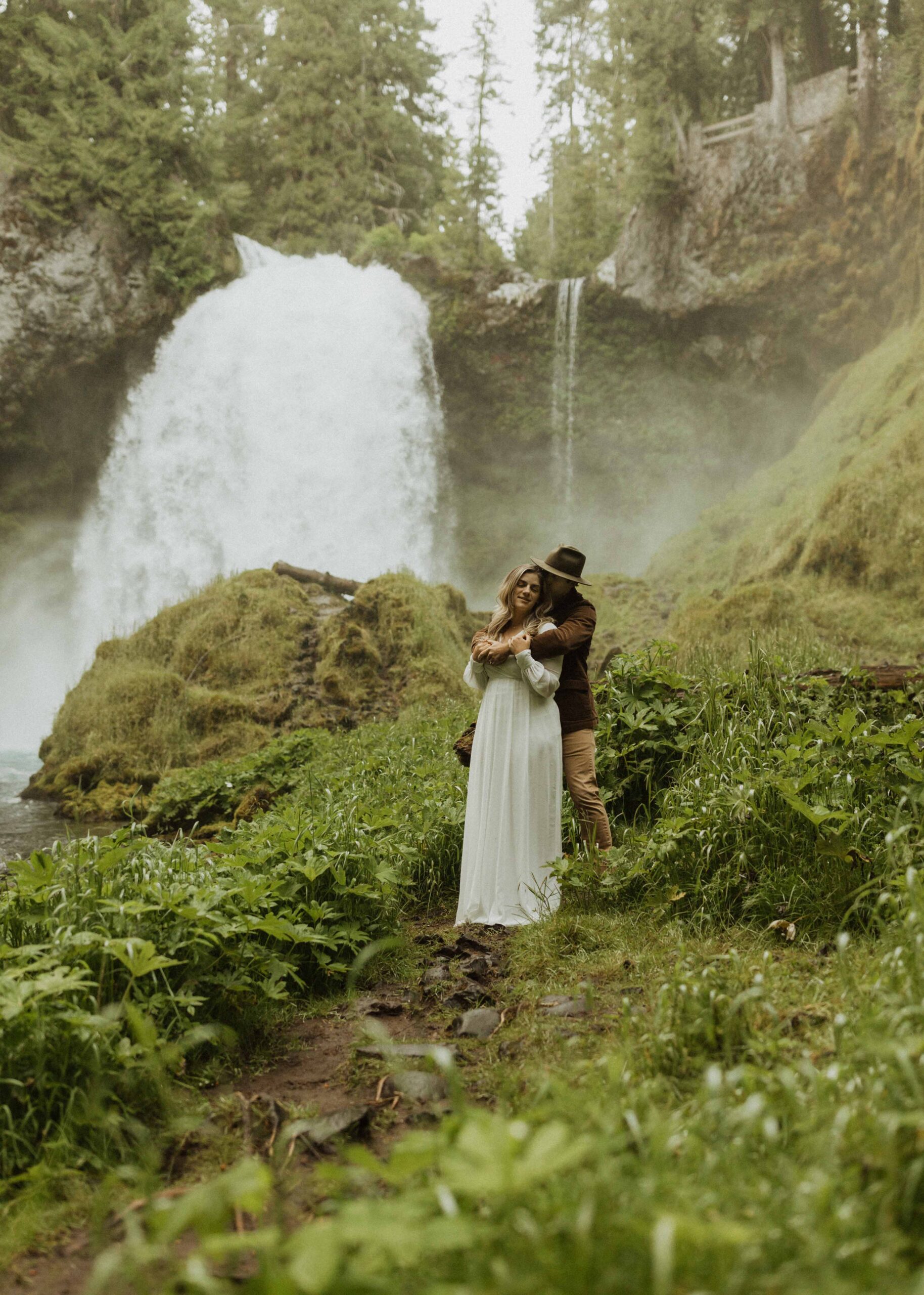 waterfall wedding at sahalie falls
