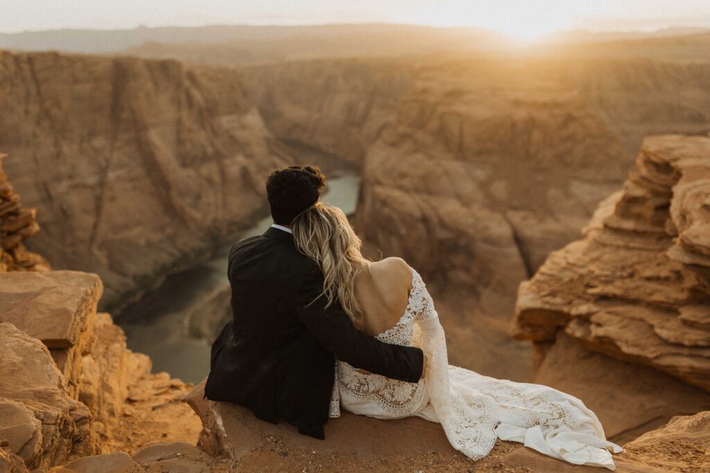 couple taking photos at Horse Shoe bend near Lake Powell
