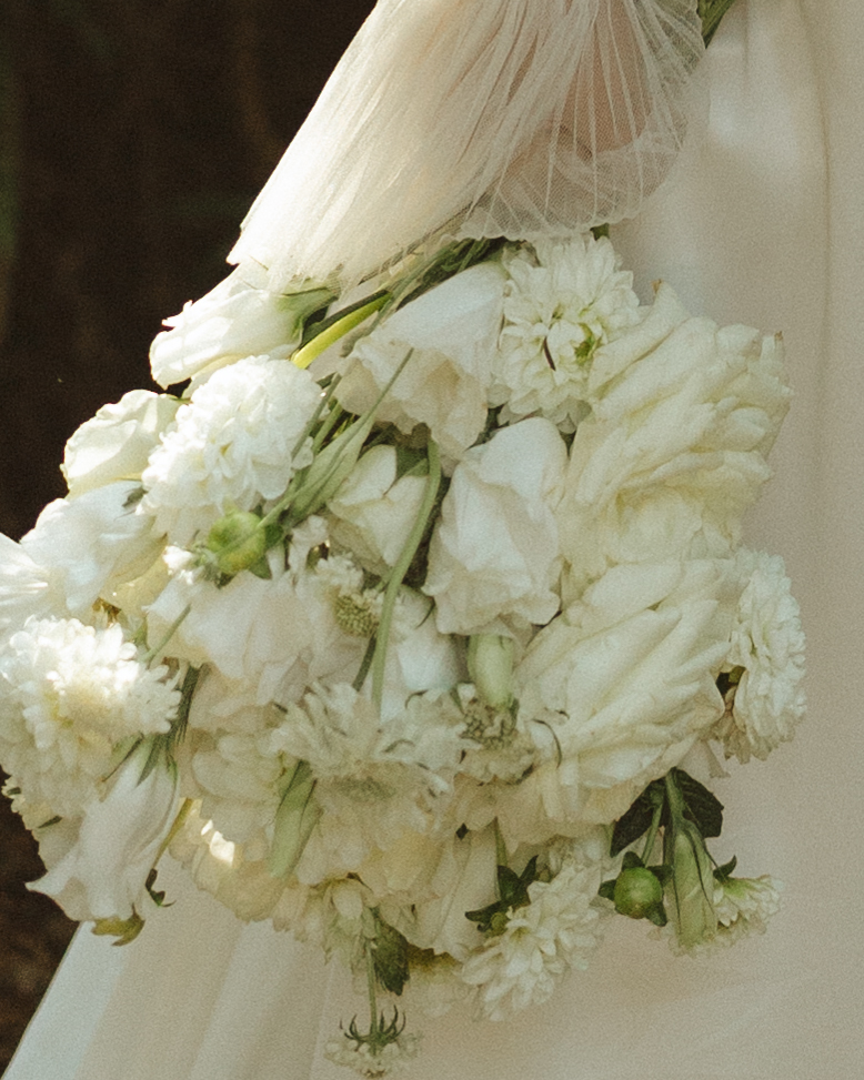 close up florals shot of a redwoods bride