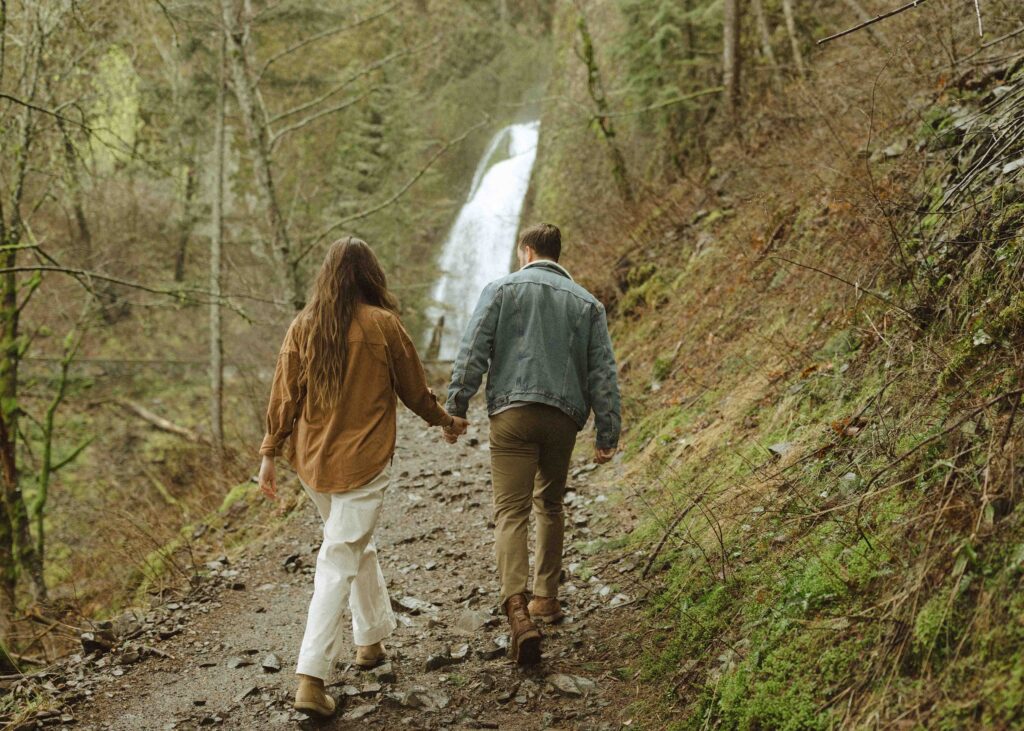 couple walking for their Oregon waterfall couples photos