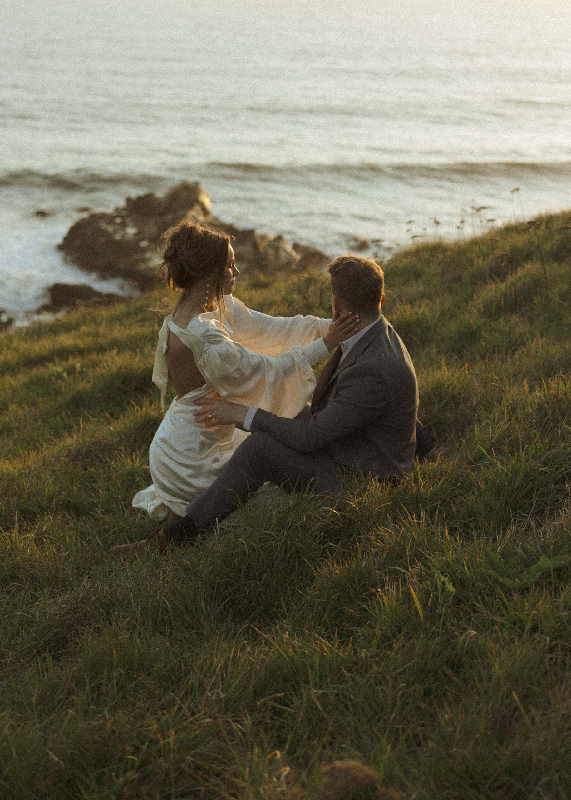 couple sitting cliffside at their crook point elopement