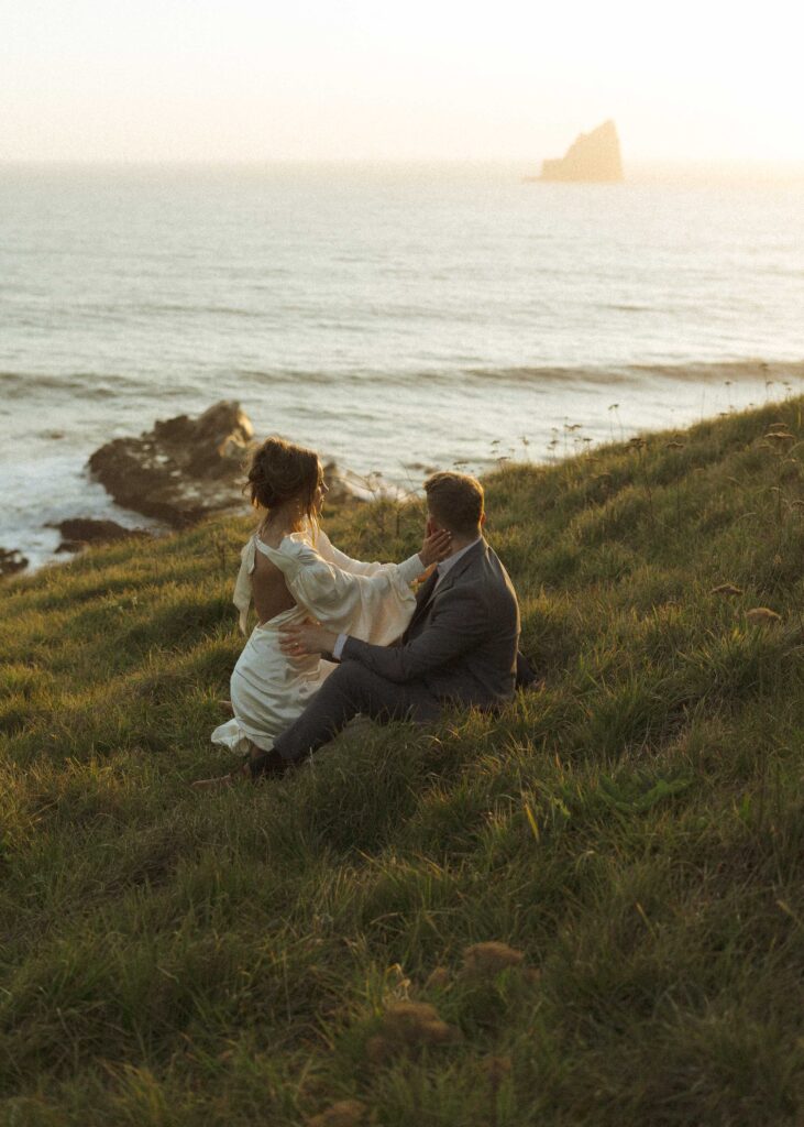 couple sitting in the grass for their Oregon wedding 