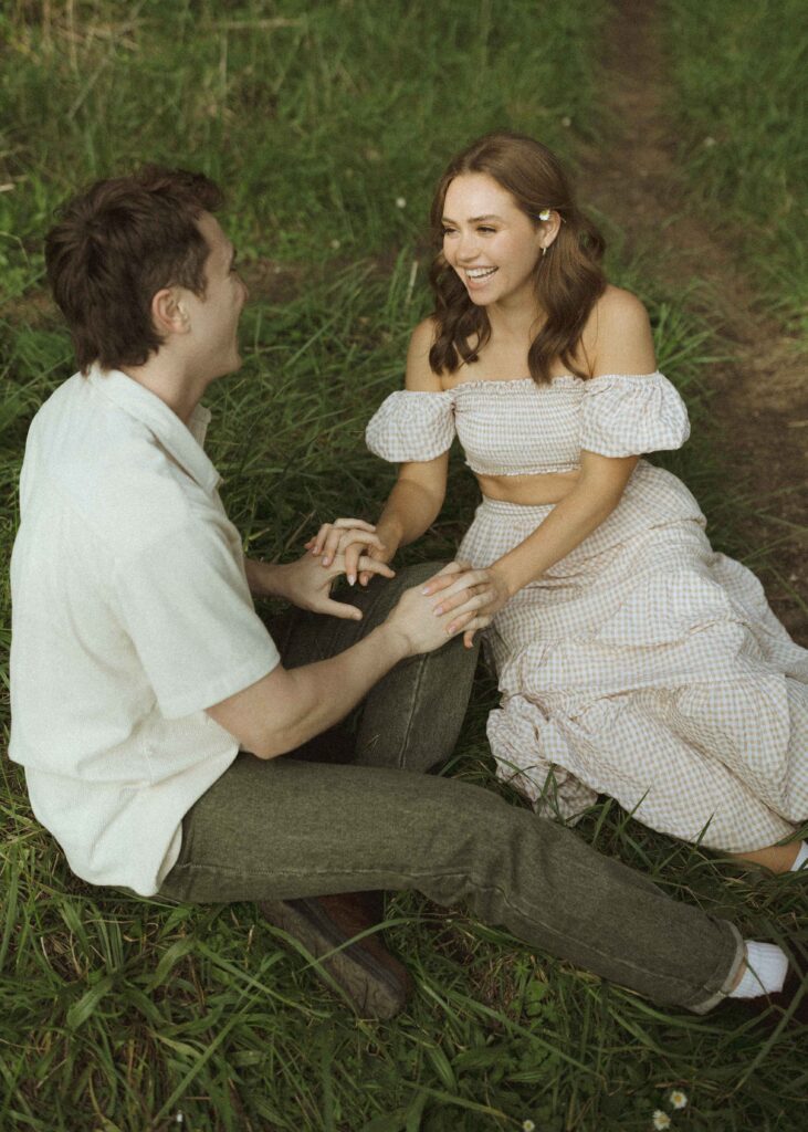 couple sitting in the grass for their oregon couples photos 
