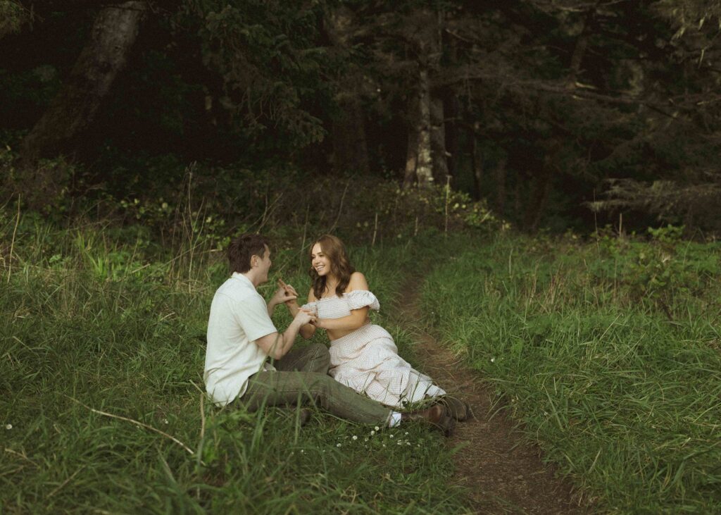 couple sitting in the grass for their oregon couples photos 