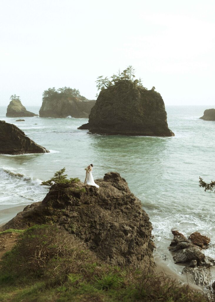 couple walking on the rocks at their brookings oregon elopement 