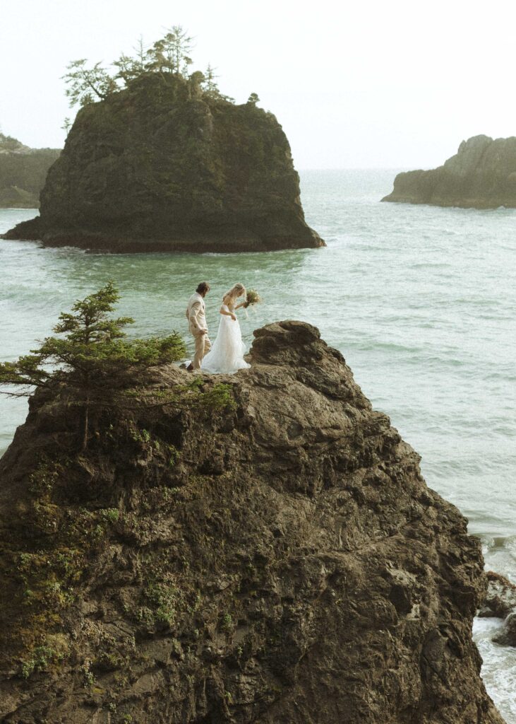 couple walking on the rocks at their brookings oregon elopement 