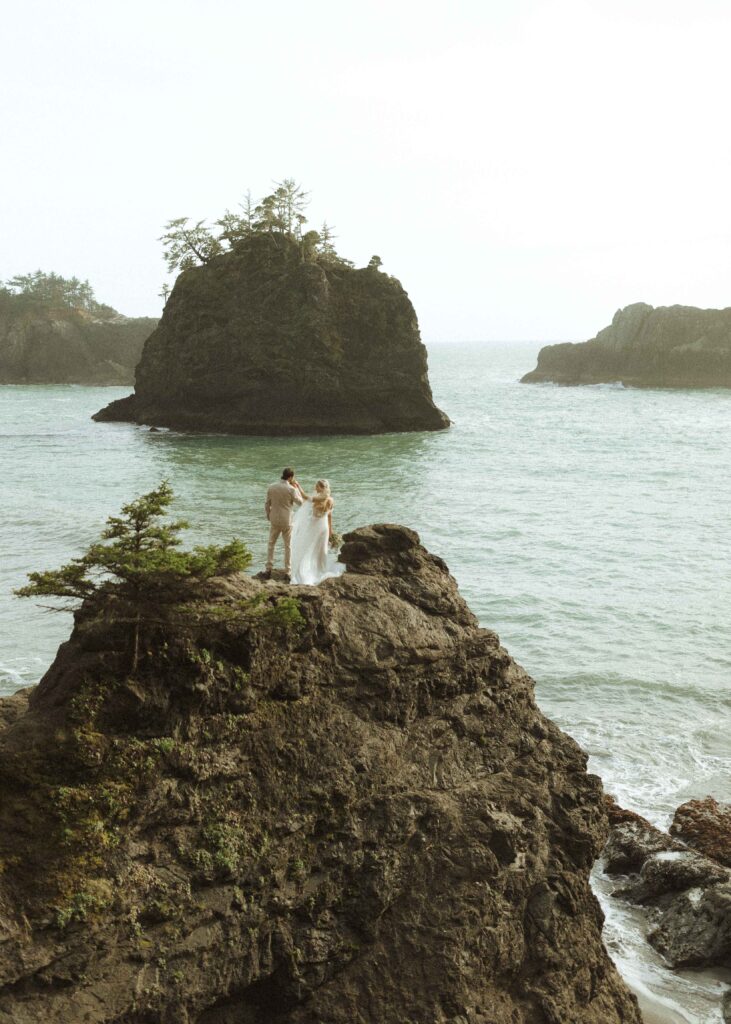 couple walking on the rocks at their brookings oregon elopement 