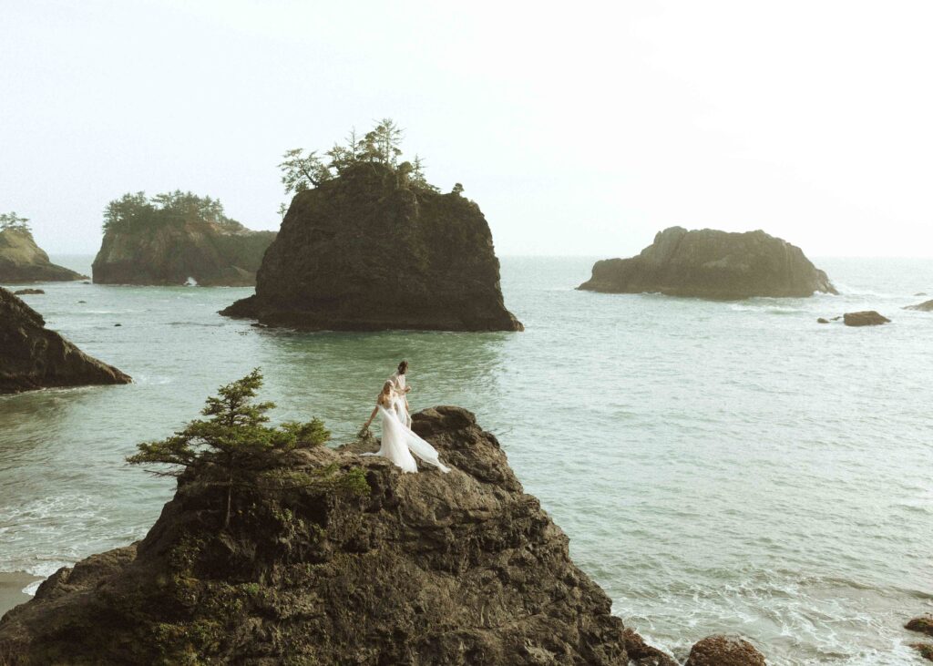 couple walking on the rocks at their brookings oregon elopement 