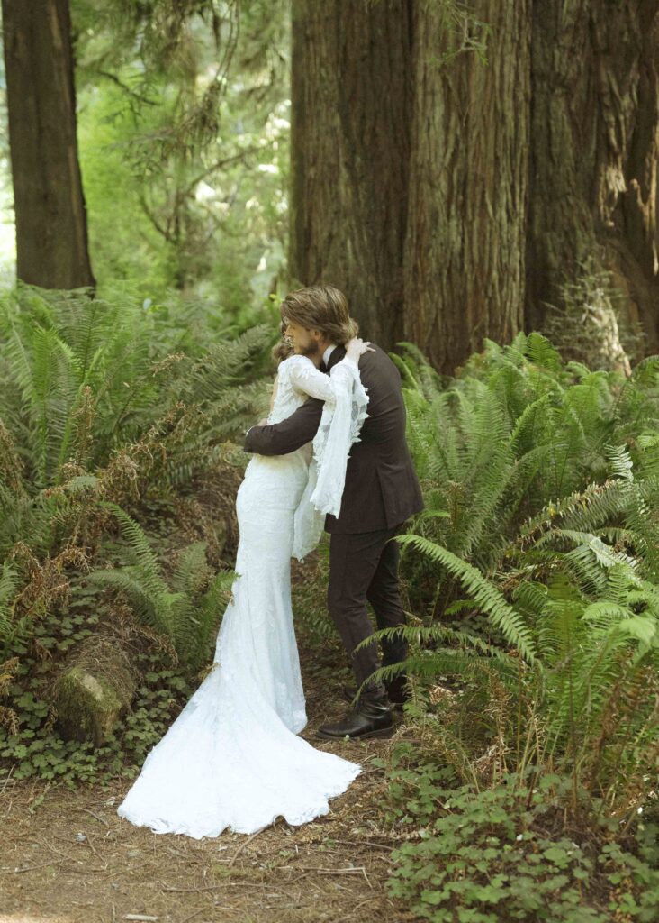 couple reading their vows for their oregon elopement 