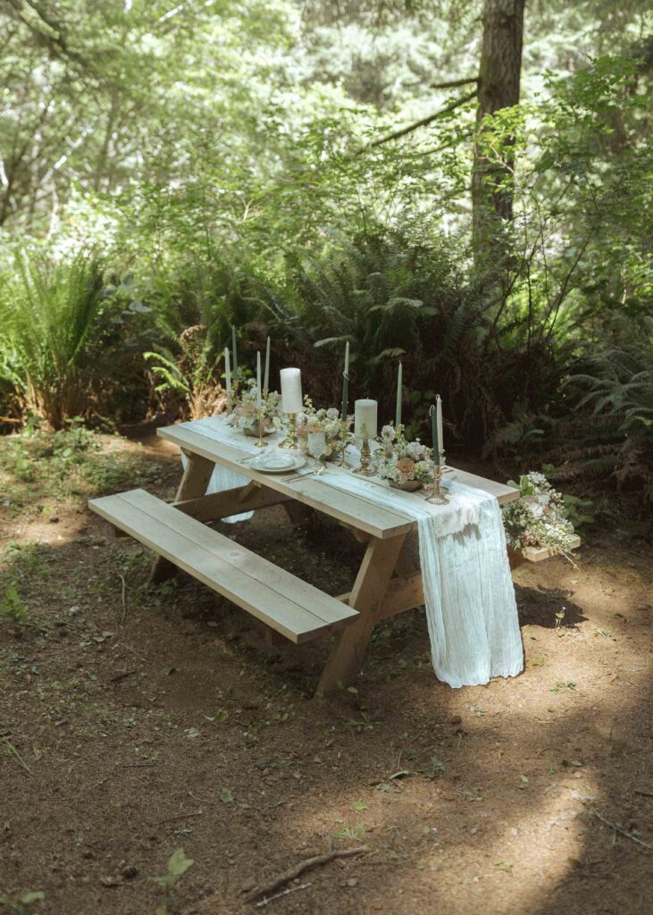 couple having a picnic for their Redwoods Oregon elopement 