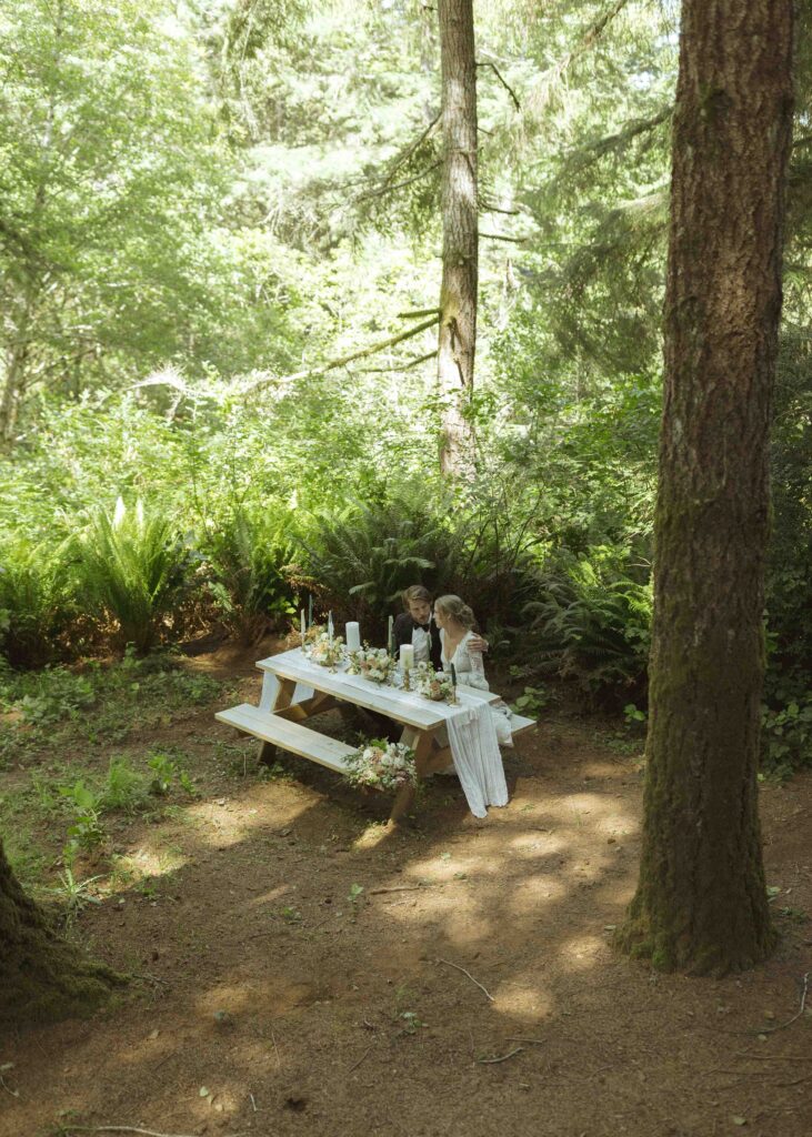 couple having a picnic for their Redwoods Oregon elopement 