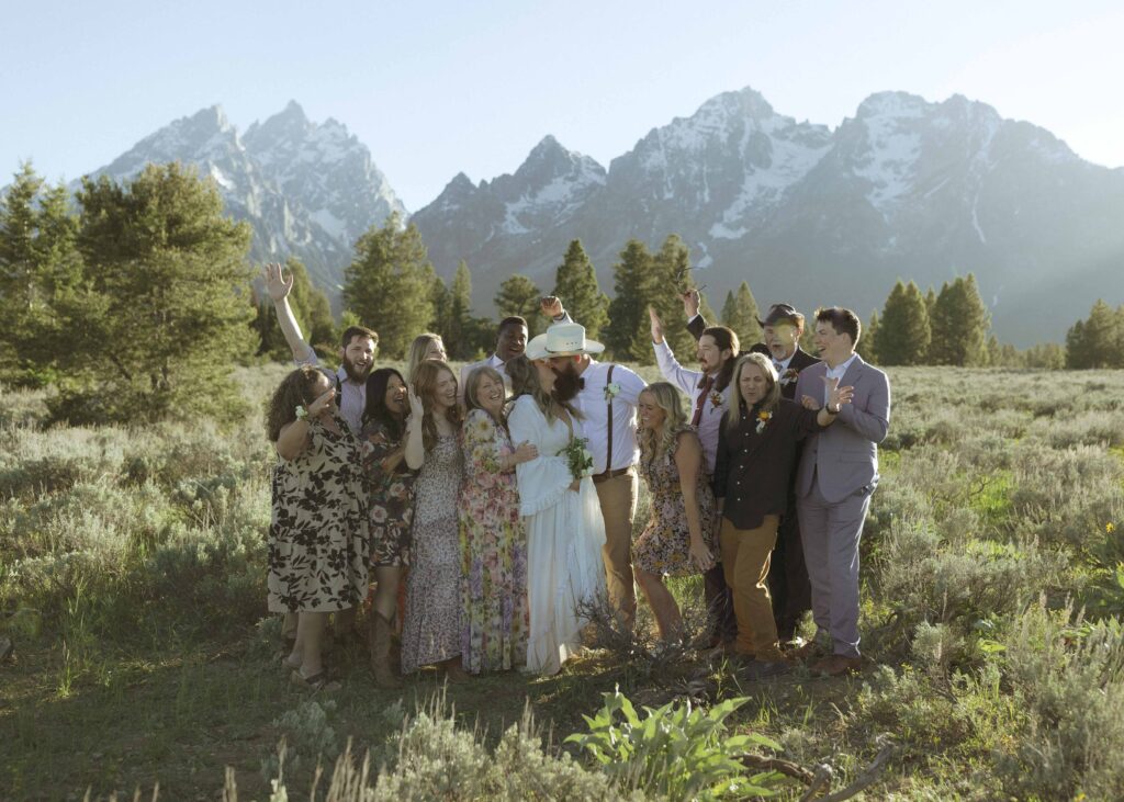 group photo at the mountain view turnout wedding 