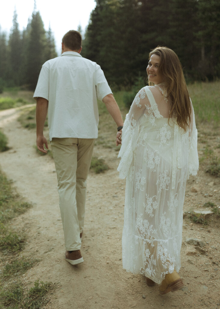 couple posing for their anniversary photos at Rocky Mountain National Park 