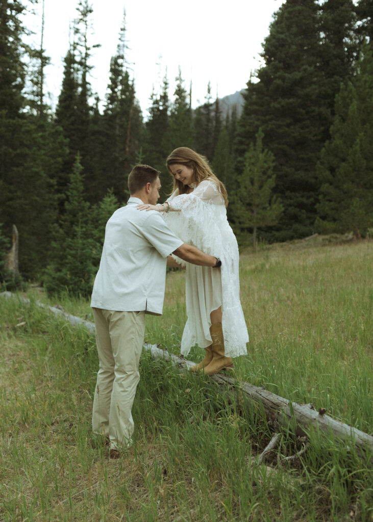 couple posing for their anniversary photos at Rocky Mountain National Park 