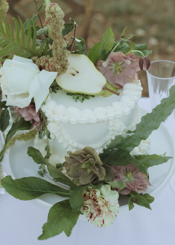 cake for the bride and groom 