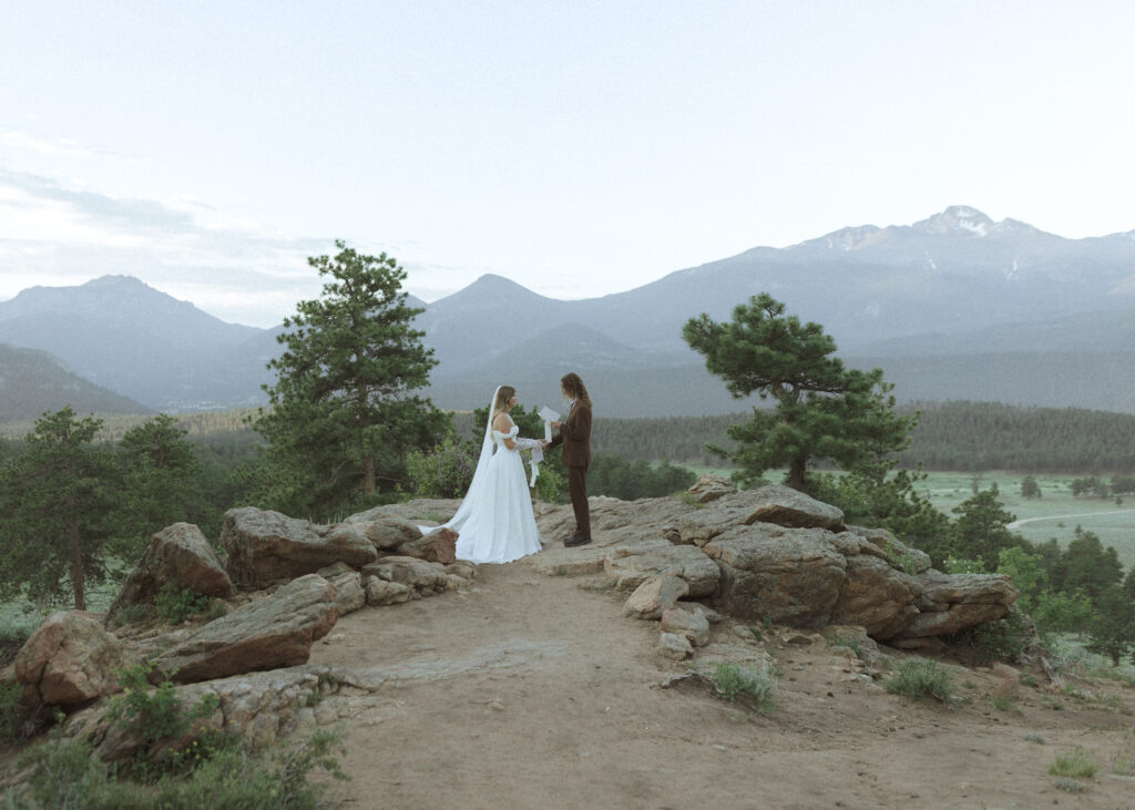 couple reading their vows for their 3M curve elopement 