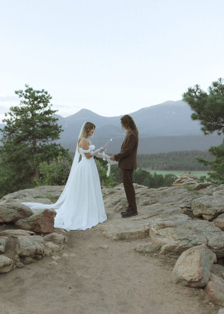 couple reading their vows for their 3M curve elopement 