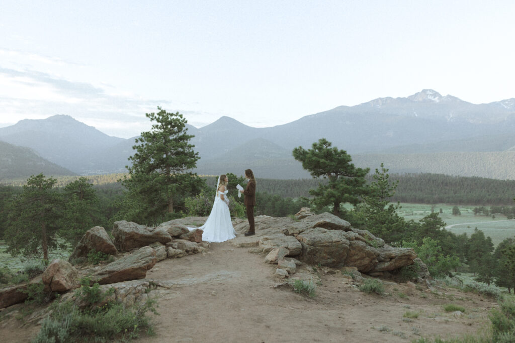 couple reading their vows for their 3M curve elopement 